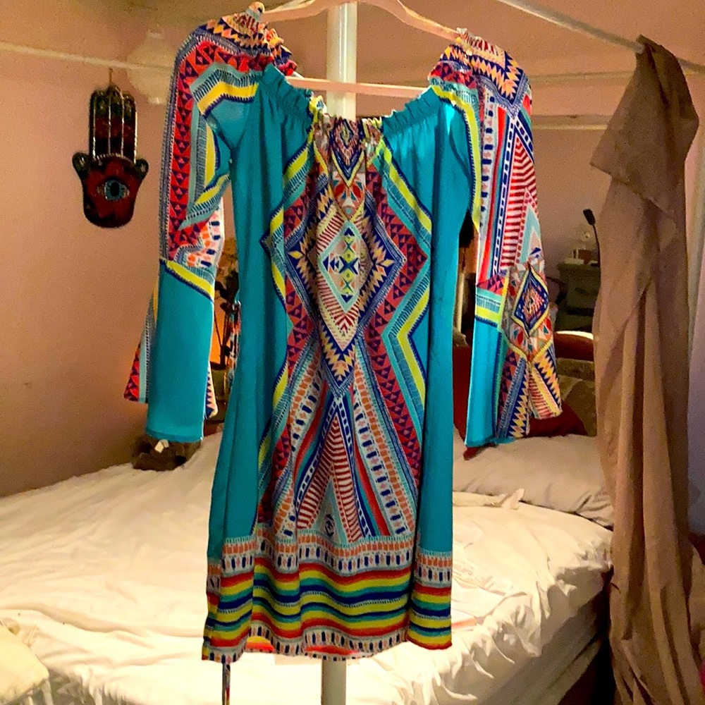 Beautiful off the shoulder with a thin belt that matches